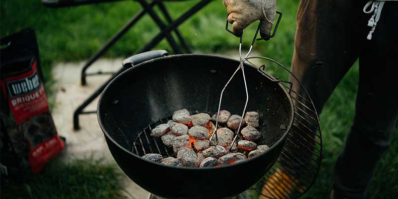 Choisir du charbon de bois ou des briquettes pour son barbecue ?