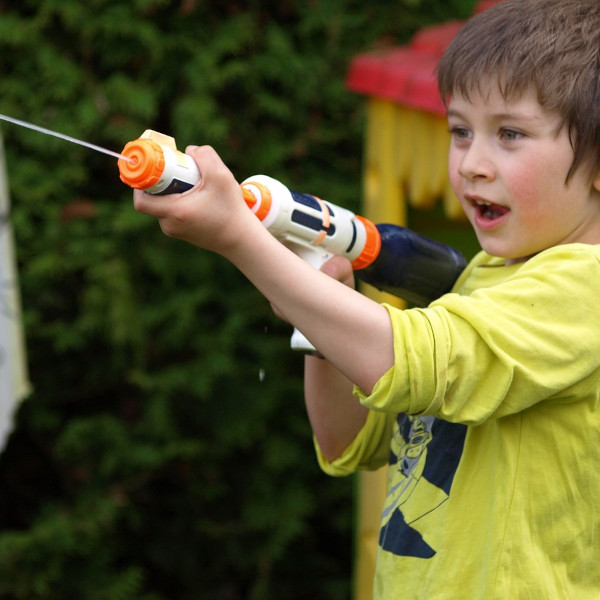 jeux enfants jardin bataille eau